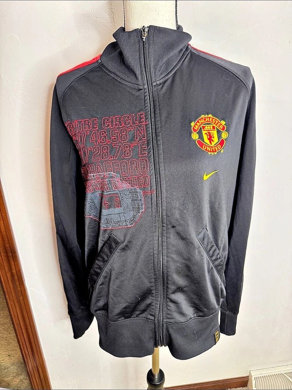 Nike Manchester United Old Trafford Centre Circle Track Jacket Black & Red Size